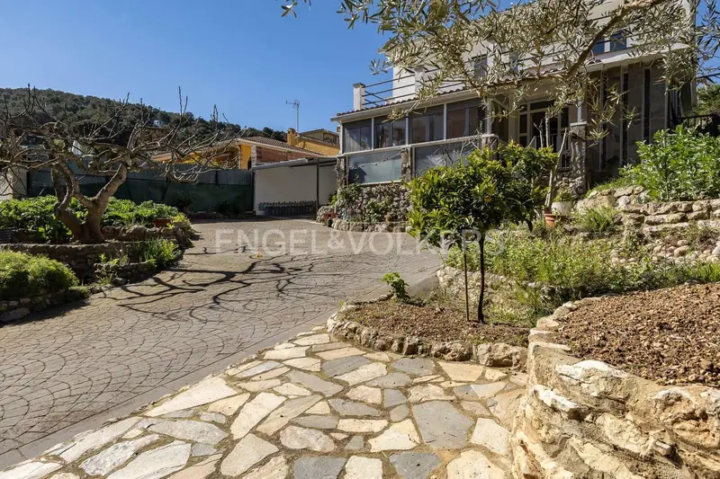 Chalet en Venta en Cubelles con 5 Dormitorios y Jardin