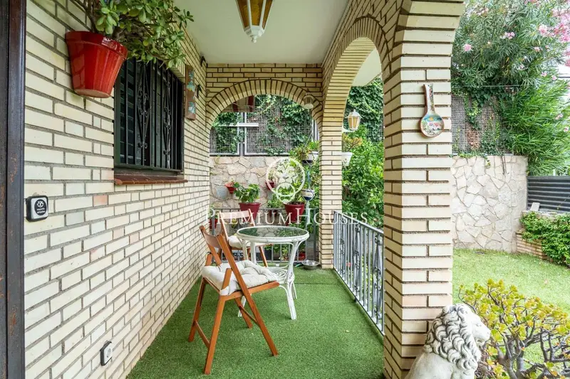 Pareado en Vilafortuny con Piscina y Garaje para Dos Coches