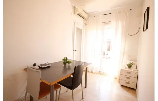 Rent a room of 100 m² in Barcelona