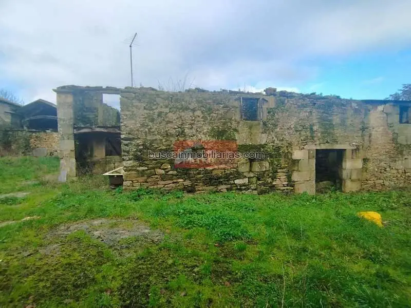 Casa de Piedra en Guntín con Finca Edificable