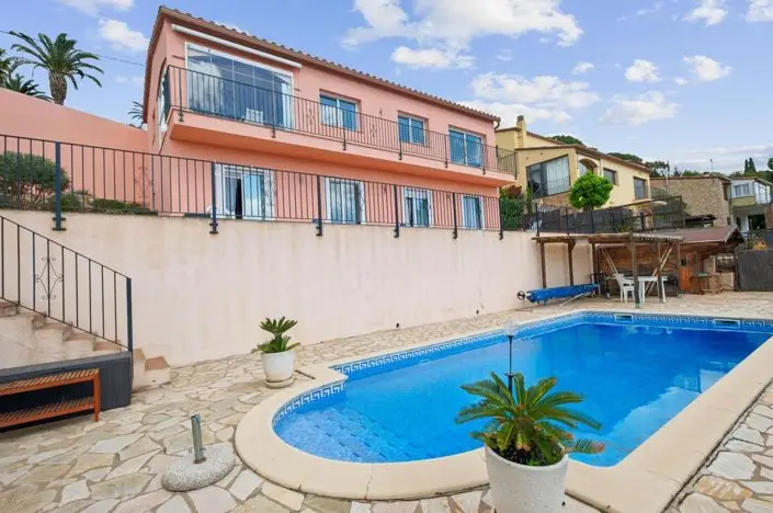 Villa 4 Dormitorios en Venta Vistas al Mar