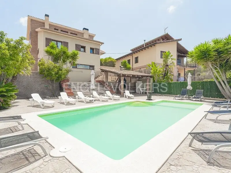 Chalet de Lujo en Cubelles con Piscina y Apartamento