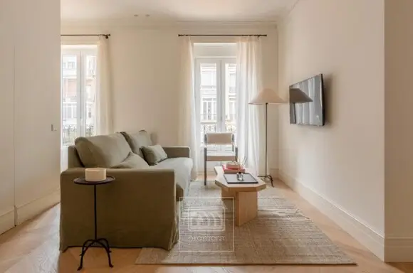 Singular Inmueble en Barrio Salamanca: Piso Reformado con 3 Balcones