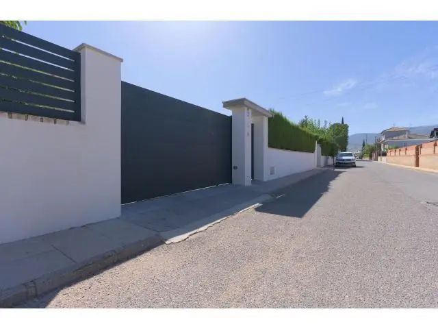 Chalet en Venta en Otura Granada con Piscina y Vistas a Sierra Nevada