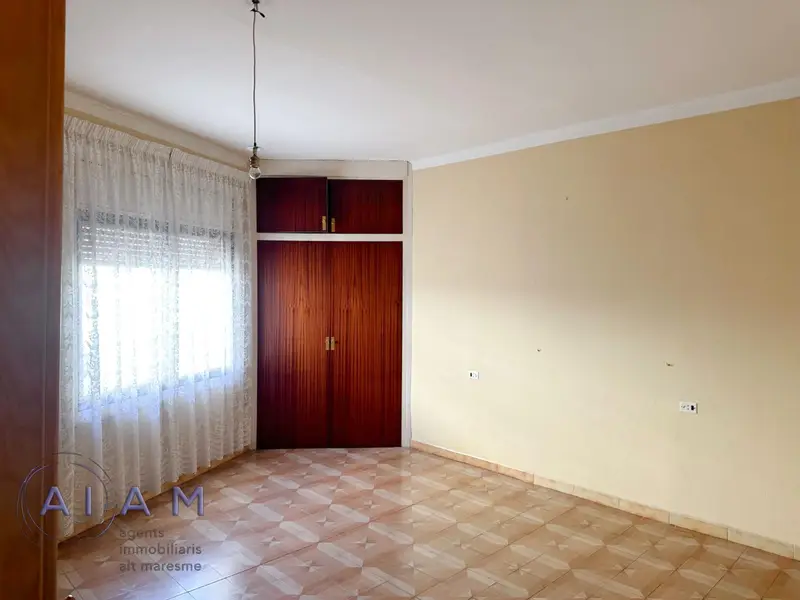 Venta Casa con Terraza y Local Comercial en Centro Tordera