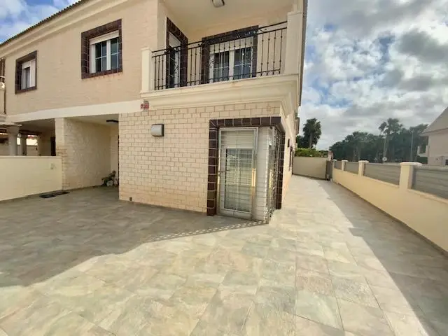 Casa Familiar 4 Dormitorios Moderna con Garaje y Terraza