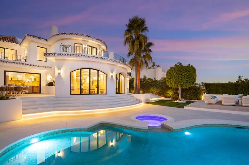 Villa 5 Dormitorios Lujo Marbella Diseño Cúpula Piscina Jacuzzi Vistas Montaña