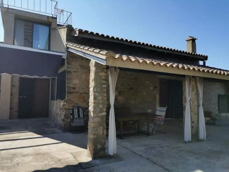 Casa de Campo con 3 Dormitorios y Piscina en Cáceres