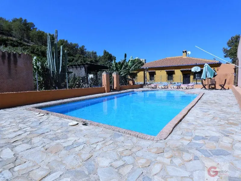 Chalet con 2 Viviendas en Torrenueva Granada