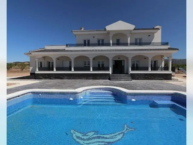 Chalets de Lujo en Pinoso con Piscina