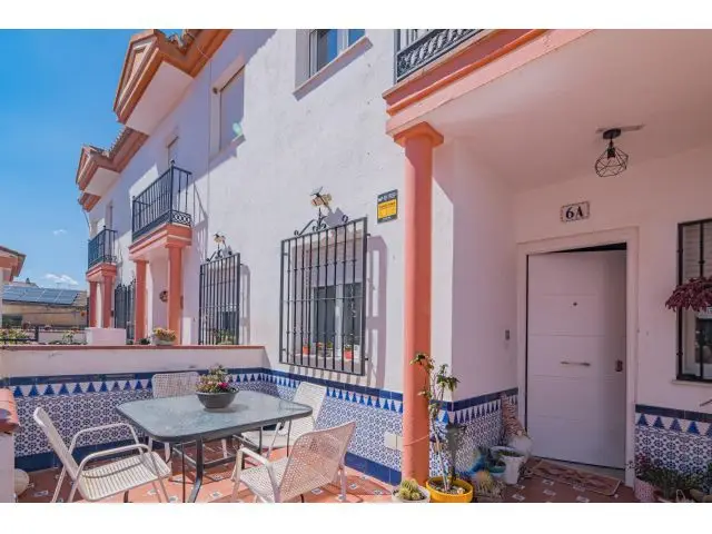 Casa Adosada en Urbanizacion Privada Las Gabias