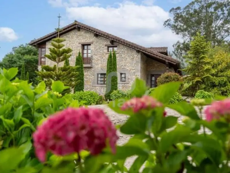 Chalet de Lujo en Asturias con Jardin y Anexo