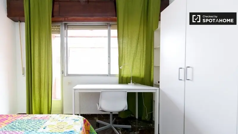 Apartamento de 4 dormitorios y 2 ba	nos en Granada