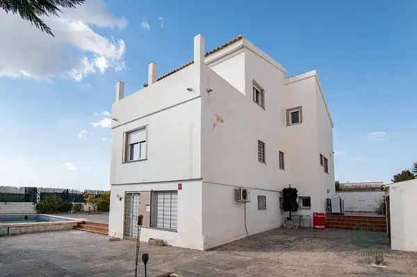 Chalet de Lujo en La Zubia con Piscina y Jardín
