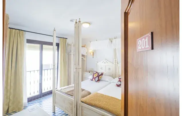 Hostal en Tolox para Parejas: Desayuno Incluido y Cerca de la Sierra de las Nieves