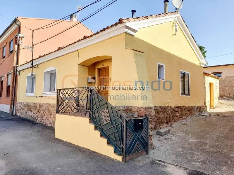 Casa en Los Huertos cerca de Segovia con patio y chimenea