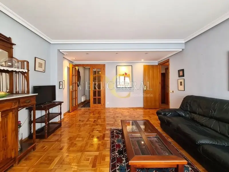 Venta Piso espacioso en El Cristo Oviedo con garaje y trastero