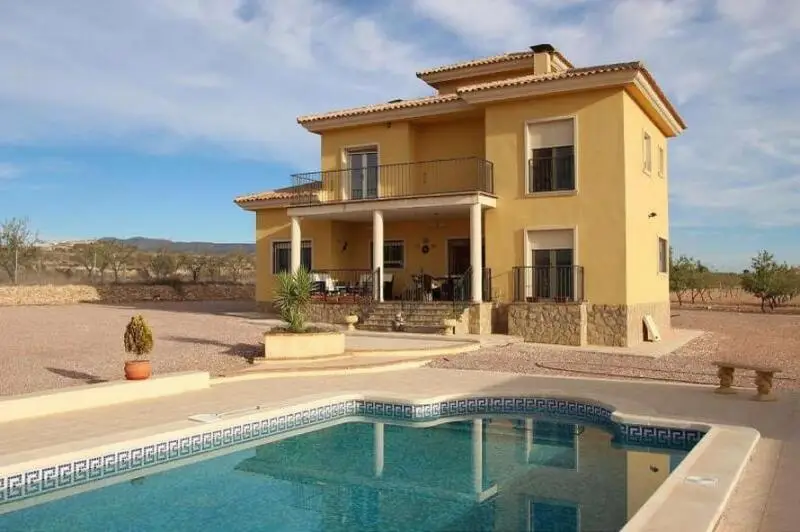 Villa de Lujo en Pinoso con Piscina y Gran Jardin