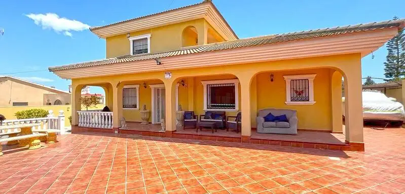Villa de Lujo con 6 Dormitorios y Piscina Privada en Torrevieja
