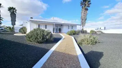 Villa Clásica en El Islote con Jardín y Vistas Panorámicas