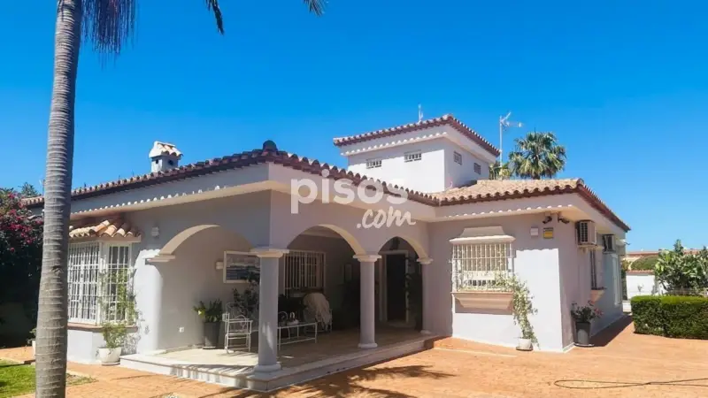 Chalet en Costa Sancti Petri  3 dormitorios 2 baños Piscina Jardin