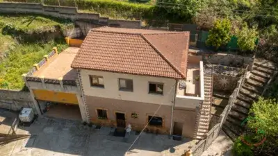 Casa en Ciaño con Garaje y Amplio Terreno