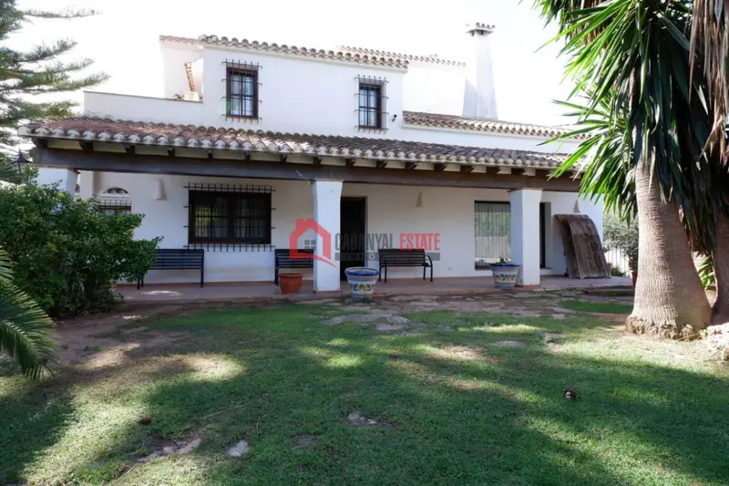 Chalet en Venta en Bétera Valencia Villa con Piscina y Jardín Privado