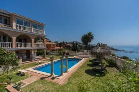 Villa de Lujo en Benalmadena Costa con Vistas al Mar