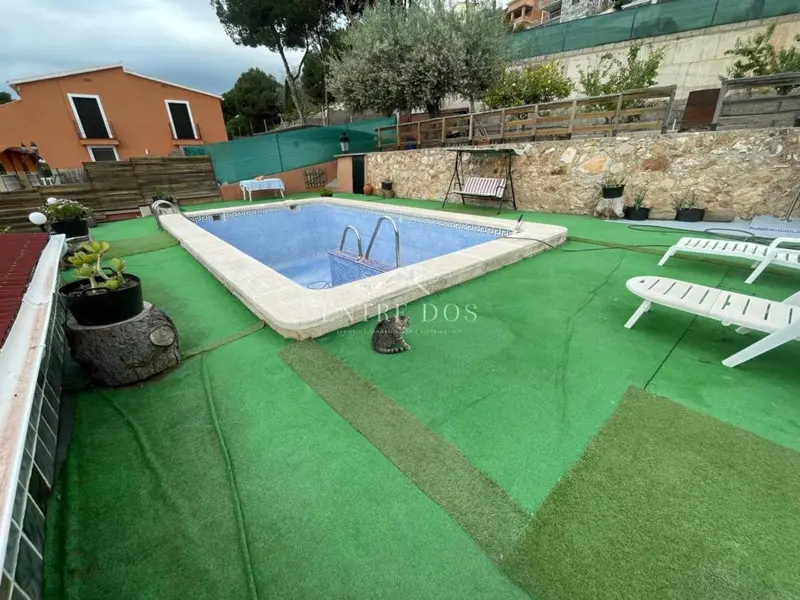 Chalet en Venta Borriol con Piscina y Placas Solares