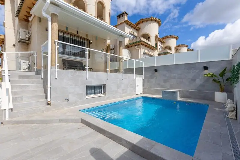 Villa de Lujo en Villamartin Cerca de la Playa y Golf