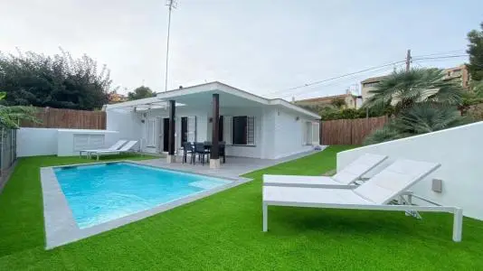 Casita con Jardin y Piscina Privada en Vallpineda Sitges