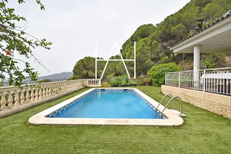 Chalet en venta en Cabrils con vistas al mar y piscina