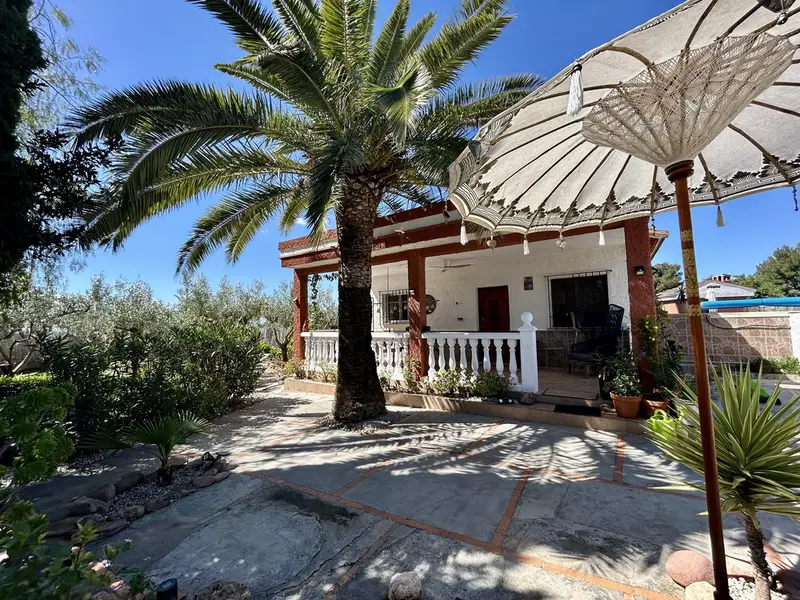 Villa en Lliria 3 dormitorios 2 baños Piscina Jardin