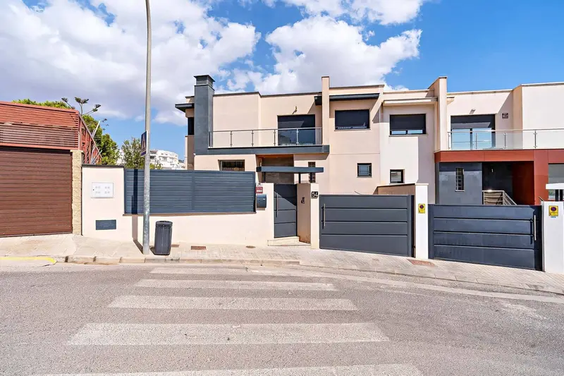 Chalet de Lujo en Huércal de Almería con Piscina y Bodega