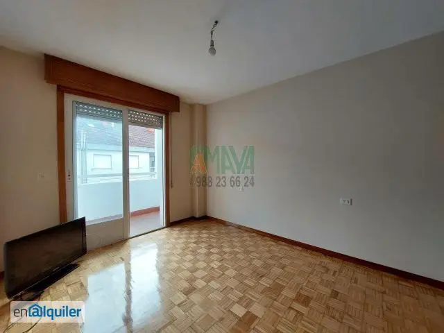 Piso de tres dormitorios, sin amueblar.