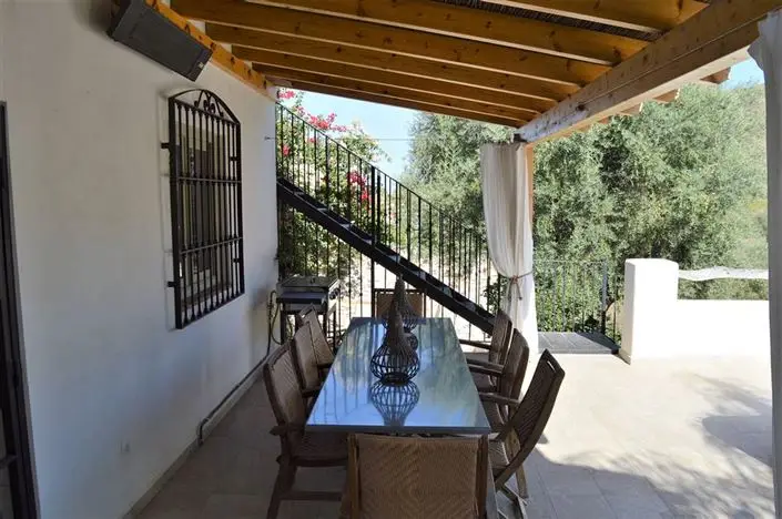 Cortijo de 5 Dormitorios en Venta Cerca de Lubrin