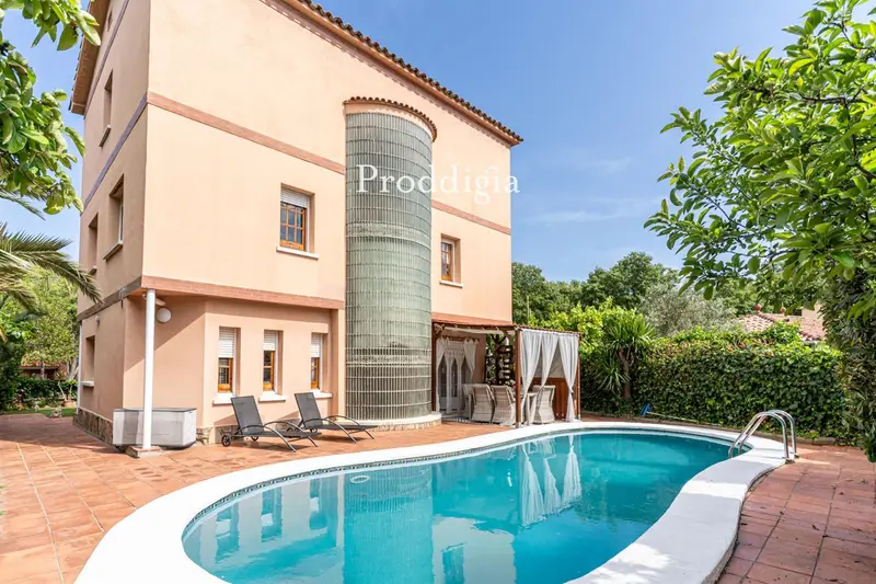 Casa familiar en Mirasol con piscina y garaje