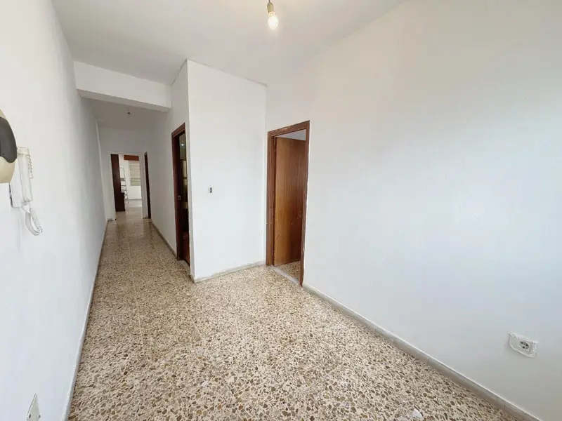 Piso en venta en Almería ciudad: 3 dormitorios, 1 baño, terraza y patio, ideal inversores