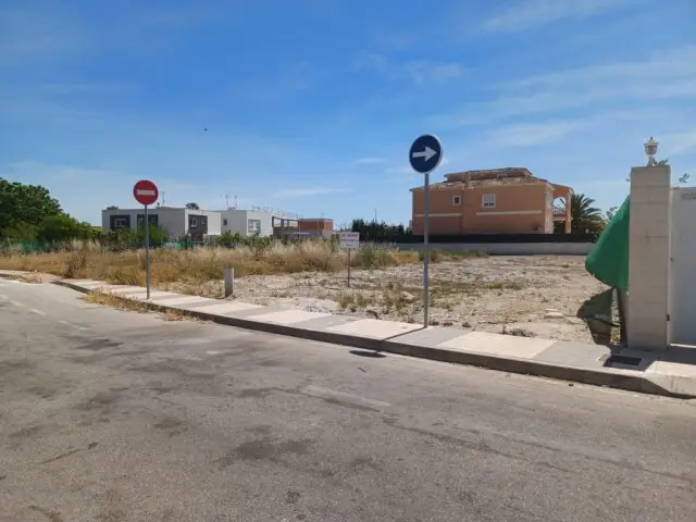 Terreno en Venta Oliva Cerca Playa 591m2