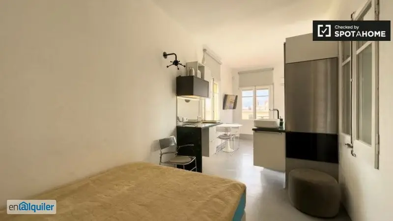 Estudio Amueblado en Barrio Gótico con Balcón