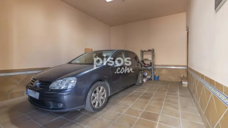 Casa en venta Gerena: 5 dormitorios, garaje y patio