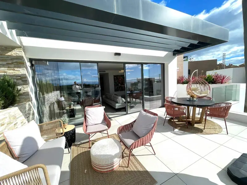 Ático de Lujo en Marbella con Vistas al Mar y Piscina en Azotea