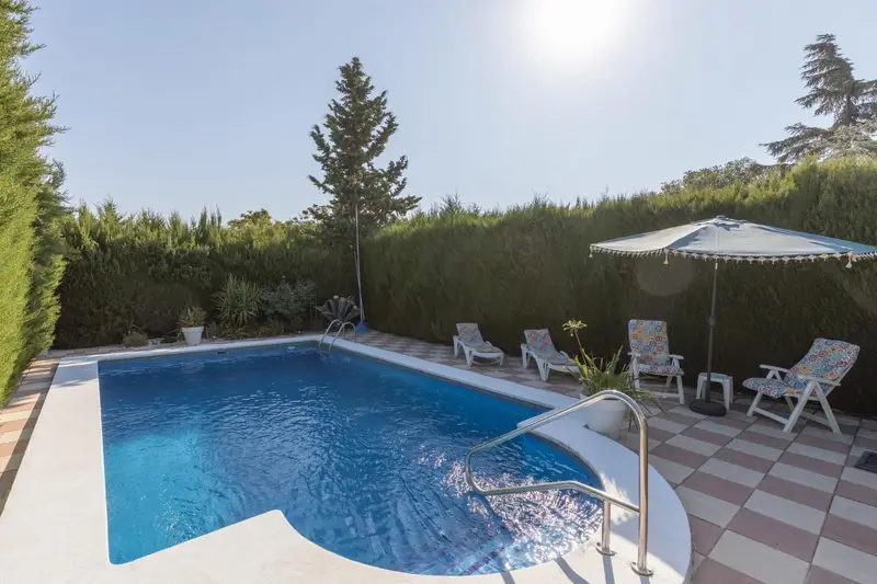 Chalet con Piscina en Cúllar Vega Gran oportunidad para Familias