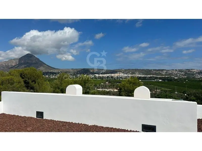 Villa en Adsubia con Vistas al Mar y Montgó