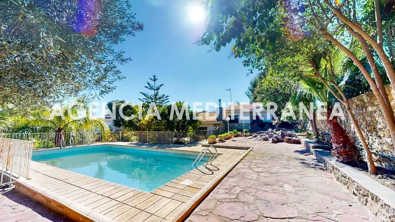 Chalet en Montserrat con Piscina y Amplio Terreno