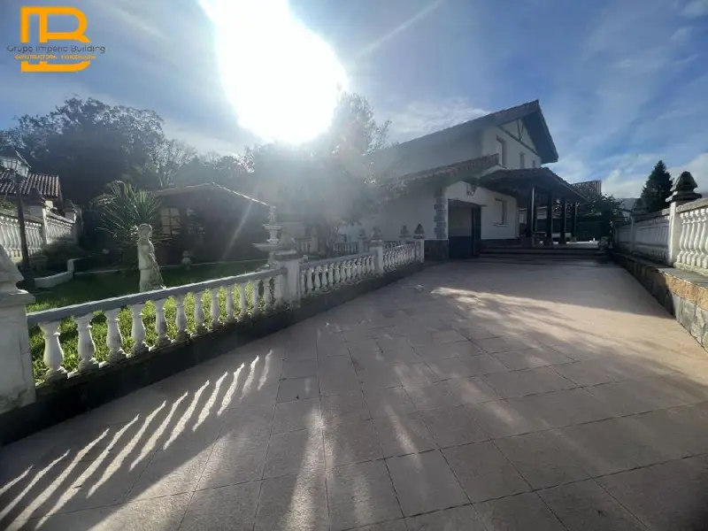 Venta Chalet con Garaje y Piscina en Junta de Voto