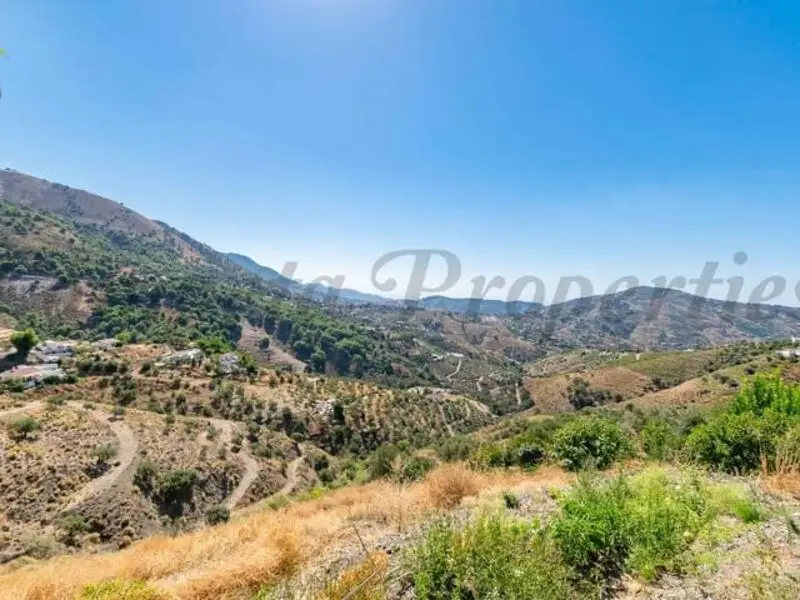 Villa en Venta en Competa 3 Dormitorios Piscina y Garaje