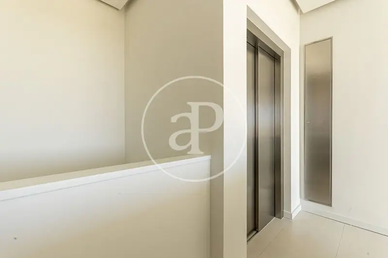 Duplex de Lujo en La Finca con Piscina Privada y Domótica