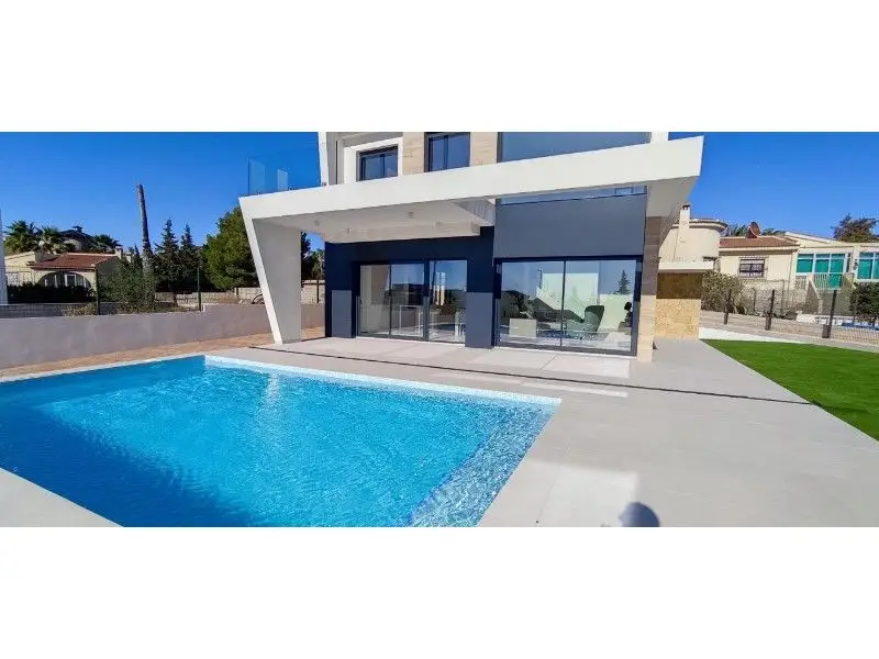 Villa en Venta Urbanova con Piscina Privada