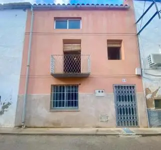 Casa a dos calles con garaje para entrar a vivir